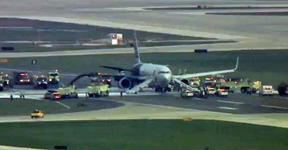 انفجار اطار يتسبب باشتعال جناح طائرة امريكية و 20 مصابا صورة رقم 8