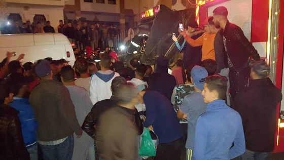 فيديو وصور مؤلمة: مقتل بائع السمك المغربي محسن فكري طحنا بشاحنة ازبال  صورة رقم 4