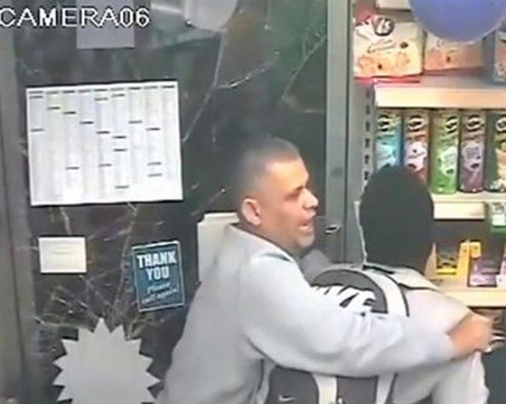  عباس التركي الشحاع ينقذ صبياً من بلطجية لندن! صورة رقم 5