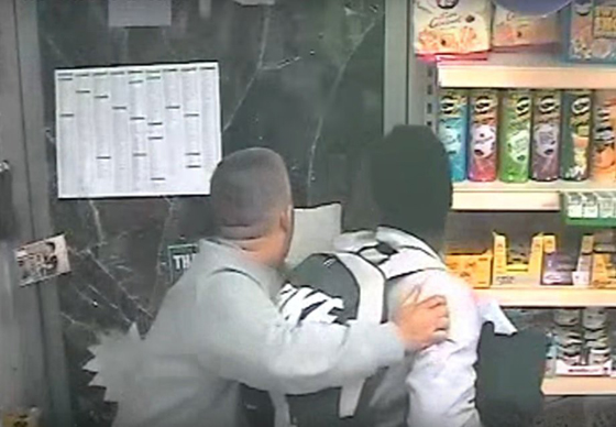  عباس التركي الشحاع ينقذ صبياً من بلطجية لندن! صورة رقم 1