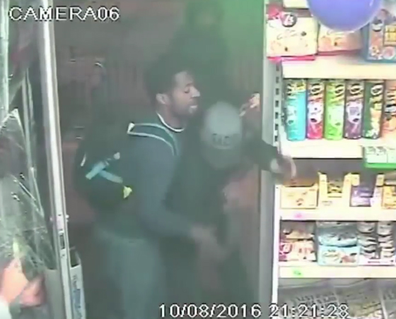  عباس التركي الشحاع ينقذ صبياً من بلطجية لندن! صورة رقم 9