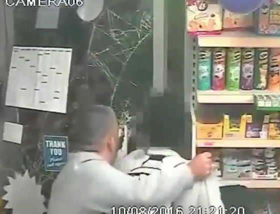  عباس التركي الشحاع ينقذ صبياً من بلطجية لندن! صورة رقم 4