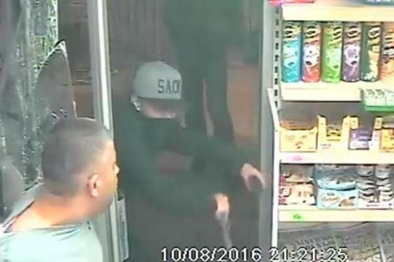  عباس التركي الشحاع ينقذ صبياً من بلطجية لندن! صورة رقم 6