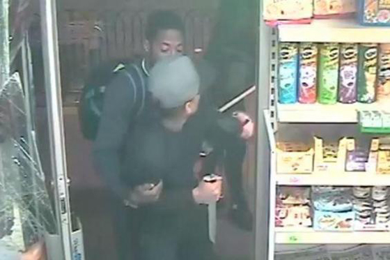  عباس التركي الشحاع ينقذ صبياً من بلطجية لندن! صورة رقم 8