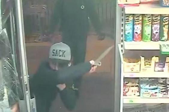  عباس التركي الشحاع ينقذ صبياً من بلطجية لندن! صورة رقم 7