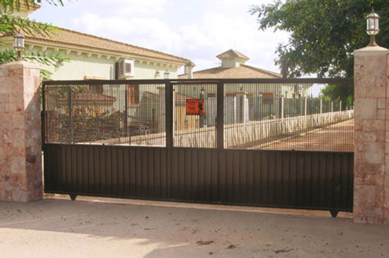 قصة مروعة: ام تحتجز طفليها بالبيت 7 سنوات دون مدرسة او نشاطات صورة رقم 2