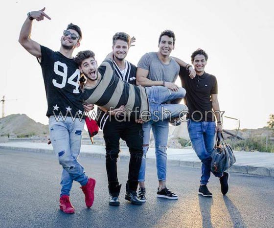 فيديو اغنية لا بزاف: أعضاء فريق (ذا فايف) يقعون في حب ابنة الجيران! صورة رقم 2
