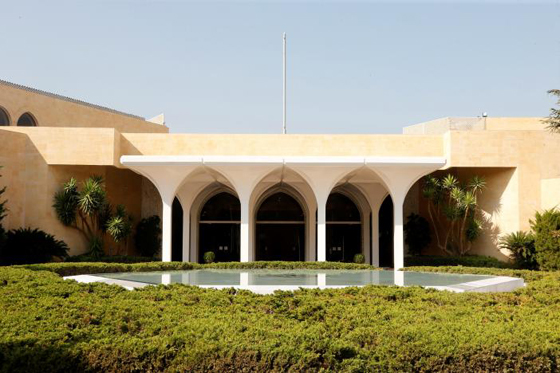 عون يعود لرئاسة لبنان بعد ان ابعدته الدبابات السورية عنه لربع قرن صورة رقم 7