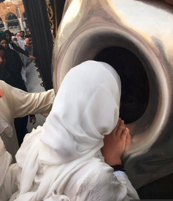 صور الاميرة هيا بنت الحسين زوجة حاكم دبي وابنتها تؤديان العمرة صورة رقم 5