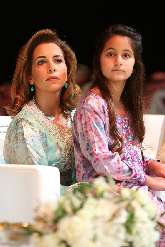 صور الاميرة هيا بنت الحسين زوجة حاكم دبي وابنتها تؤديان العمرة صورة رقم 6