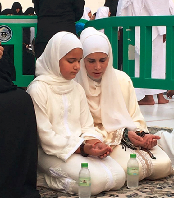 صور الاميرة هيا بنت الحسين زوجة حاكم دبي وابنتها تؤديان العمرة صورة رقم 3