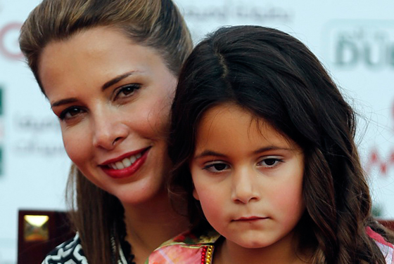 صور الاميرة هيا بنت الحسين زوجة حاكم دبي وابنتها تؤديان العمرة صورة رقم 7