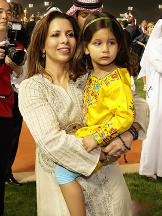 صور الاميرة هيا بنت الحسين زوجة حاكم دبي وابنتها تؤديان العمرة صورة رقم 8