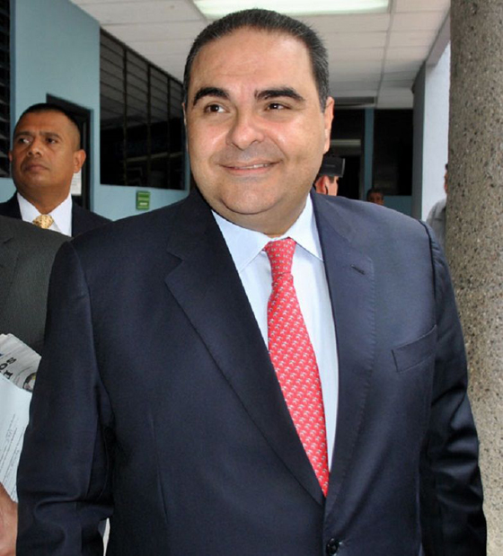 رئيسي السلفادور السابق وهو من اصل عربي متهم بغسيل الاموال صورة رقم 2