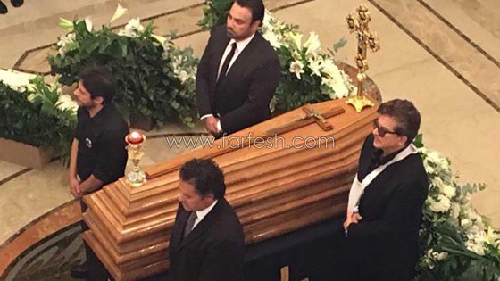 فيديو وصور فنانين شاركوا في وداع ملحم بركات وانهيار مي حريري صورة رقم 8