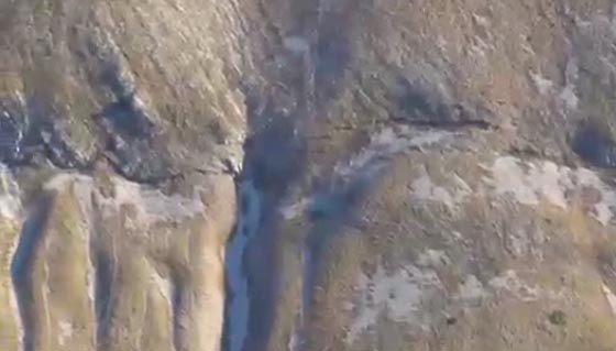 جبل في ايطاليا يبدو متصدعا بفعل الزلزال.. شاهد الفيديو صورة رقم 1