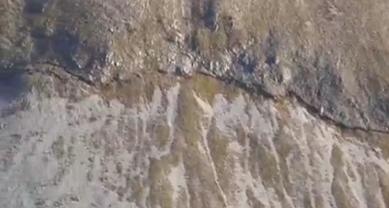 جبل في ايطاليا يبدو متصدعا بفعل الزلزال.. شاهد الفيديو صورة رقم 2