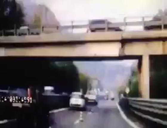 فيديو مثير.. لحظة انهيار جسر على السيارات في ميلانو بسبب شاحنة صورة رقم 1