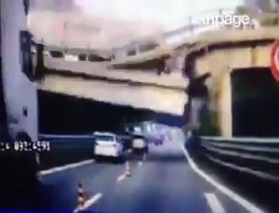 فيديو مثير.. لحظة انهيار جسر على السيارات في ميلانو بسبب شاحنة صورة رقم 2