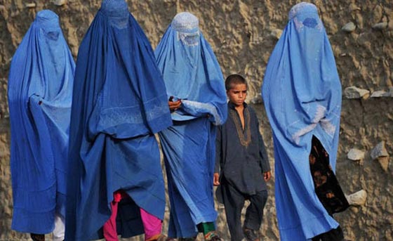 افغانية تروي مسيرة التشويه والتهديد التي لاحقتها لانها طالبة علم وعمل صورة رقم 1