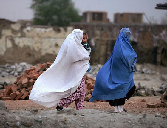 افغانية تروي مسيرة التشويه والتهديد التي لاحقتها لانها طالبة علم وعمل صورة رقم 5