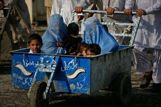 افغانية تروي مسيرة التشويه والتهديد التي لاحقتها لانها طالبة علم وعمل صورة رقم 6