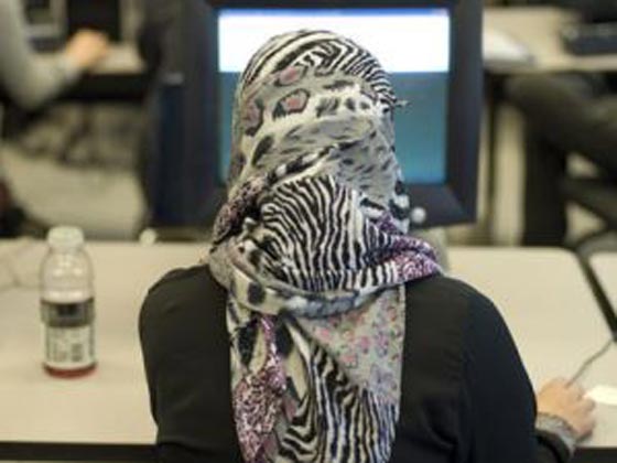 افغانية تروي مسيرة التشويه والتهديد التي لاحقتها لانها طالبة علم وعمل صورة رقم 3