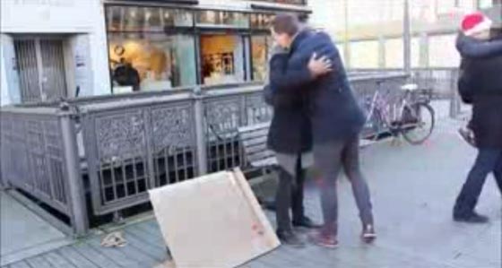 شاب يختبر رد فعل الناس في اوروبا حول كونه مسلم.. شاهد الفيديو صورة رقم 4