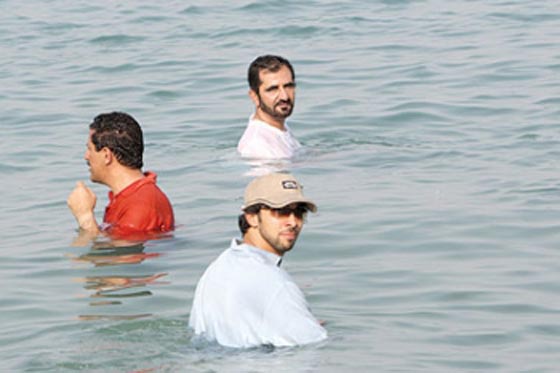 الاميرة هيا تنشر فيديو لزوجها نائب حاكم دبي ينقذ سلحفاة ضخمة صورة رقم 3