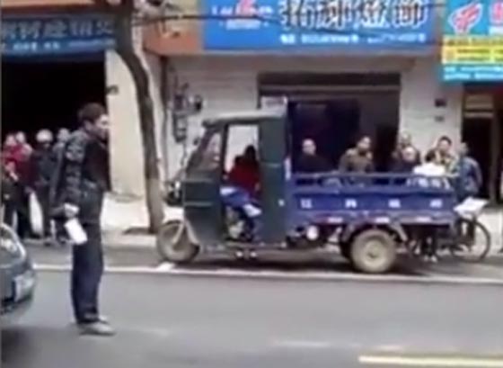 فيديو غريب: رجل يحمل ساطور ضخم يثير الرعب ويوقف السيارات صورة رقم 1