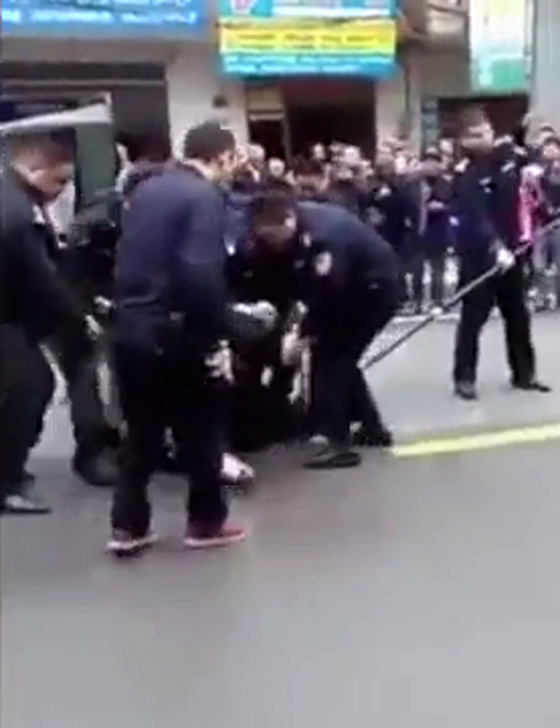 فيديو غريب: رجل يحمل ساطور ضخم يثير الرعب ويوقف السيارات صورة رقم 2