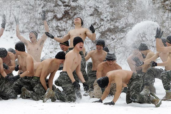 فيديو مثير: لقطات تدريبات عسكرية قاسية وغريبة لجنود كوريا الشمالية صورة رقم 3