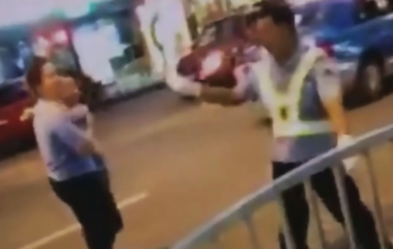  فيديو صادم: امراة تصفع شرطي مرور وتنهال عليه ضربا بسبب مخالفة صورة رقم 1