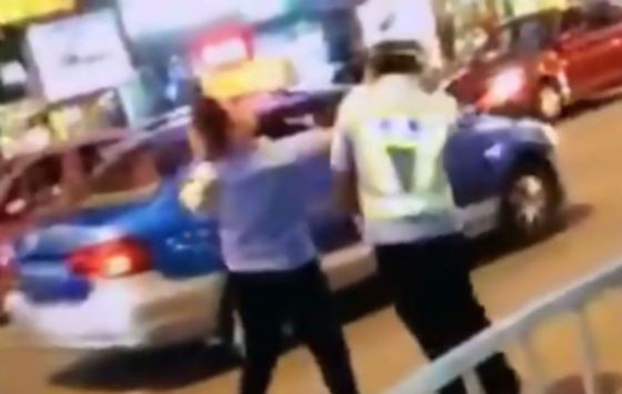  فيديو صادم: امراة تصفع شرطي مرور وتنهال عليه ضربا بسبب مخالفة صورة رقم 3