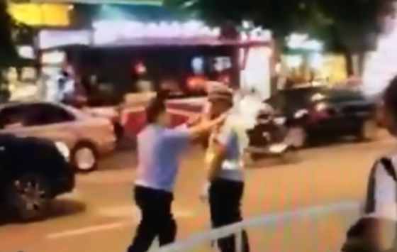  فيديو صادم: امراة تصفع شرطي مرور وتنهال عليه ضربا بسبب مخالفة صورة رقم 4