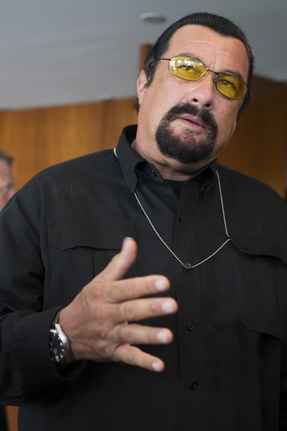 الرئيس الروسي بوتين يمنح الممثل الامريكي ستيفن سيغال النوعية صورة رقم 8