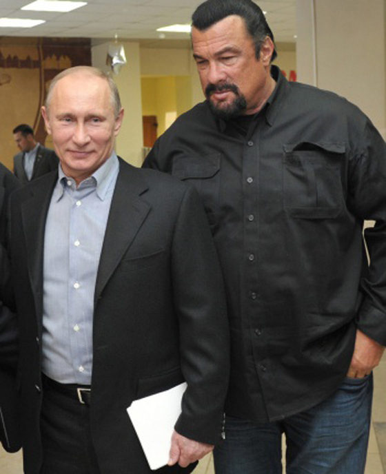 الرئيس الروسي بوتين يمنح الممثل الامريكي ستيفن سيغال النوعية صورة رقم 1