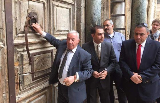  عائلتان مسلمتان تتوليان حراسة ورعاية أقدس كنيسة في القدس صورة رقم 1