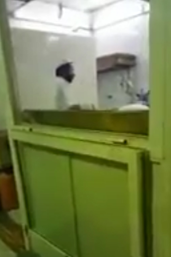 عامل في مخبز يبصق على العجين ويثير موجة غضب.. فيديو صادم صورة رقم 1