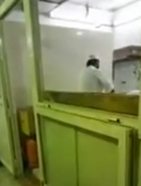 عامل في مخبز يبصق على العجين ويثير موجة غضب.. فيديو صادم صورة رقم 2