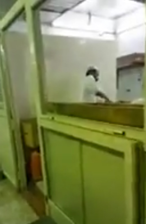 عامل في مخبز يبصق على العجين ويثير موجة غضب.. فيديو صادم صورة رقم 3