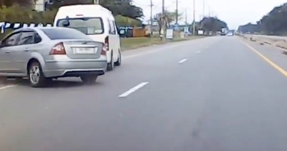 فيديو لحادث تصادم مروع ينهي حياة راكب حافلة صغيرة بتايلند صورة رقم 1