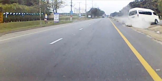 فيديو لحادث تصادم مروع ينهي حياة راكب حافلة صغيرة بتايلند صورة رقم 3