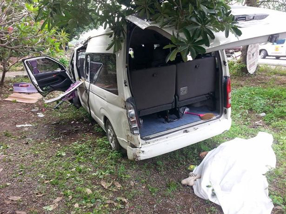 فيديو لحادث تصادم مروع ينهي حياة راكب حافلة صغيرة بتايلند صورة رقم 4