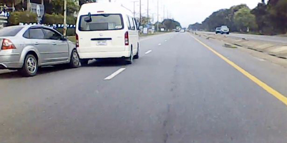 فيديو لحادث تصادم مروع ينهي حياة راكب حافلة صغيرة بتايلند صورة رقم 2