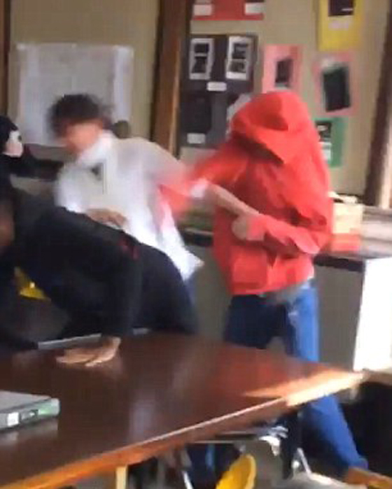 فيديو مثير.. طالب ينتقم لمعلمته من اعتداء طالب عليها بالضرب صورة رقم 2