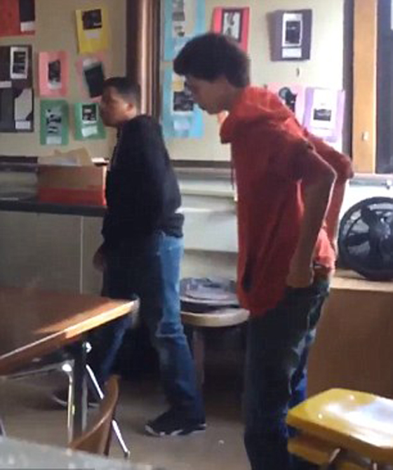 فيديو مثير.. طالب ينتقم لمعلمته من اعتداء طالب عليها بالضرب صورة رقم 3