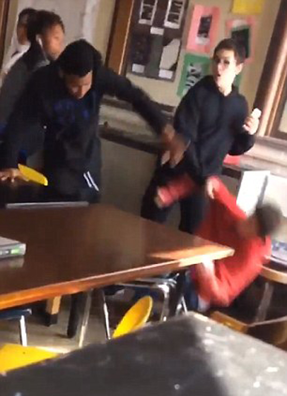 فيديو مثير.. طالب ينتقم لمعلمته من اعتداء طالب عليها بالضرب صورة رقم 5