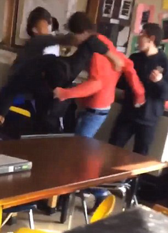 فيديو مثير.. طالب ينتقم لمعلمته من اعتداء طالب عليها بالضرب صورة رقم 6