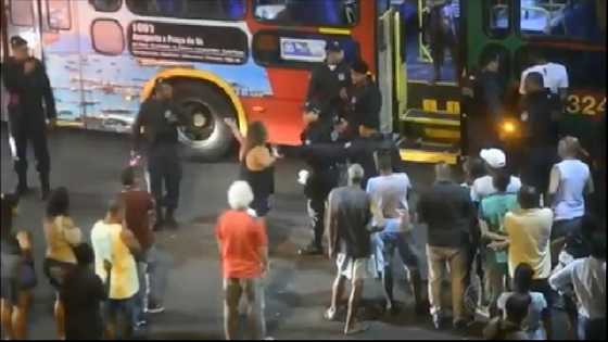 فيديو صادم.. عناصر الشرطة يعتدون بوحشية على امرأة سكرانة  صورة رقم 1